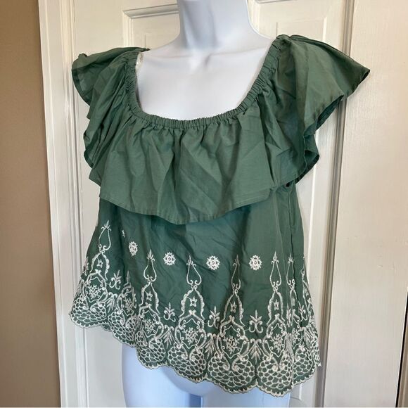 Haute Monde Green off shoulder lace design crop top - Picture 2 of 10
